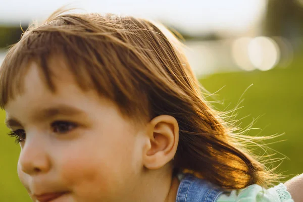Маленькая девочка на одуванчике, на закате, эмоционально счастливая ци — стоковое фото