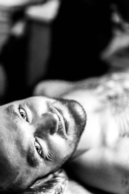 Dövme salonu süreci. Dövme yaptırma işlemi. Dövme salonundaki bir adam.