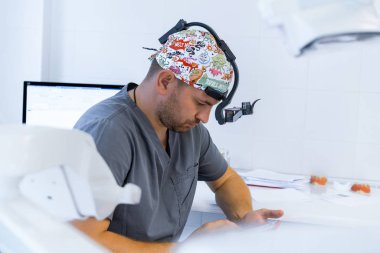 Dişçi yolda. Diş hizmetleri, diş hekimliği, diş tedavisi.