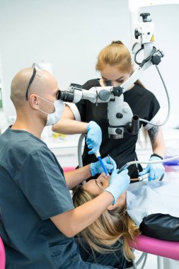 Dişçi yolda. Diş hizmetleri, diş hekimliği, diş tedavisi.