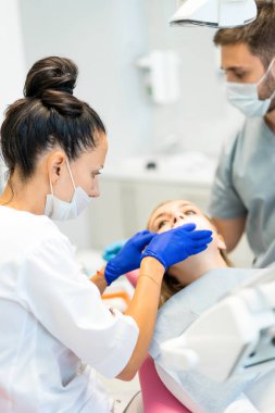 Dişçi yolda. Diş hizmetleri, diş hekimliği, diş tedavisi.