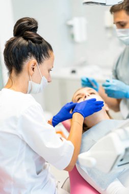 Dişçi yolda. Diş hizmetleri, diş hekimliği, diş tedavisi.