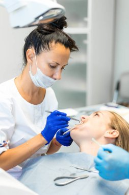 Dişçi yolda. Diş hizmetleri, diş hekimliği, diş hekimliği.