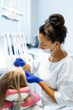 Dişçi yolda. Diş hizmetleri, diş hekimliği, diş hekimliği.