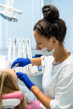 Dişçi yolda. Diş hizmetleri, diş hekimliği, diş tedavisi.