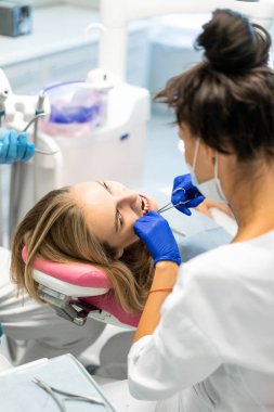 Dişçi yolda. Diş hizmetleri, diş hekimliği, diş tedavisi.