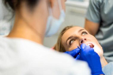 Dişçi yolda. Diş hizmetleri, diş hekimliği, diş tedavisi.