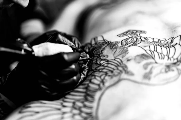 Процесс Татуировки Девушка Татуировкой Сделала Татуировку Процесс Набивания Татуировки Теле — стоковое фото