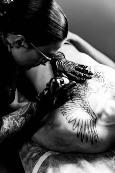 Tattoo salon process. A tattoo girl stuffed a tattoo. the proces — Stock Photo, Image