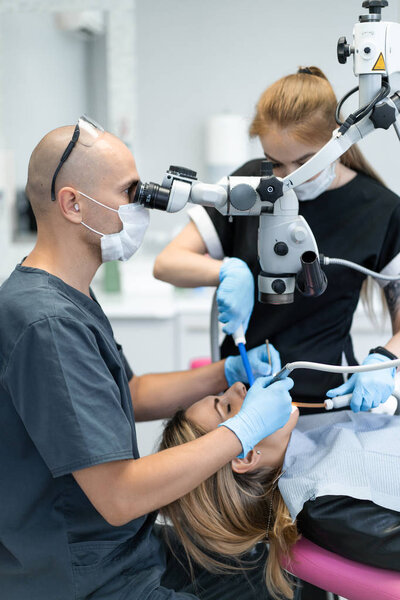 стоматолог в процессе. Стоматологические услуги, стоматологический кабинет, стоматологическое лечение
.