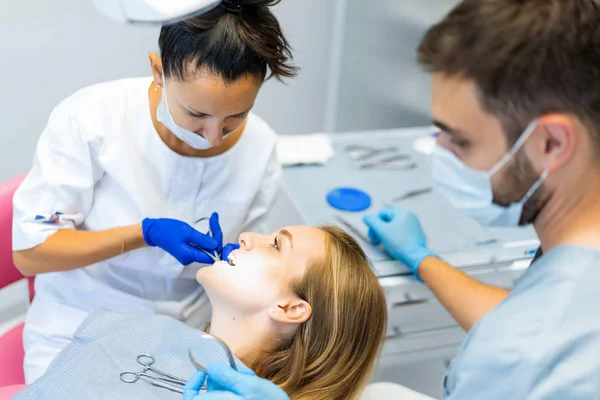 Zahnarzt Dabei Zahnärztliche Leistungen Zahnarztpraxis Zahnbehandlung — Stockfoto