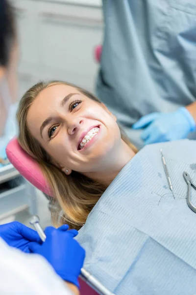 Οδοντίατρος Στη Διαδικασία Οδοντιατρικές Υπηρεσίες Οδοντιατρικό Γραφείο Οδοντιατρική Περίθαλψη — Φωτογραφία Αρχείου