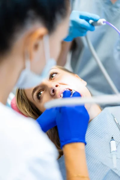 Dentista em processo. Serviços odontológicos, consultório odontológico — Fotografia de Stock