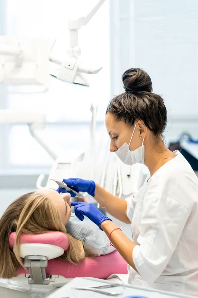 Dentysta w trakcie. Usługi stomatologiczne, stomatologiczne, dentystyczne — Zdjęcie stockowe