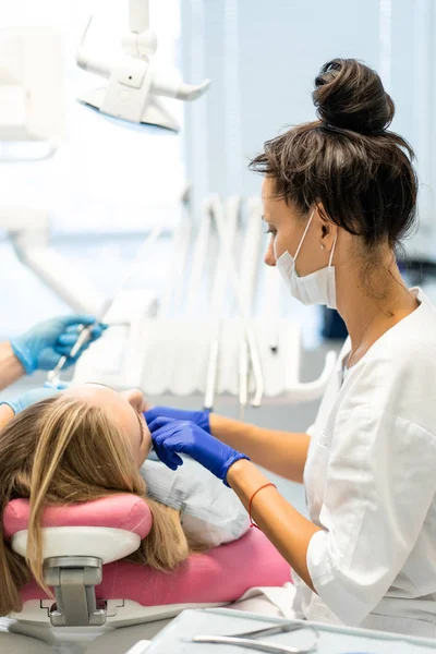 Zahnarzt Dabei Zahnärztliche Leistungen Zahnarztpraxis Zahnbehandlung — Stockfoto