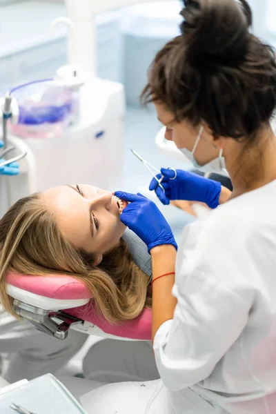 Zahnarzt Dabei Zahnärztliche Leistungen Zahnarztpraxis Zahnbehandlung — Stockfoto