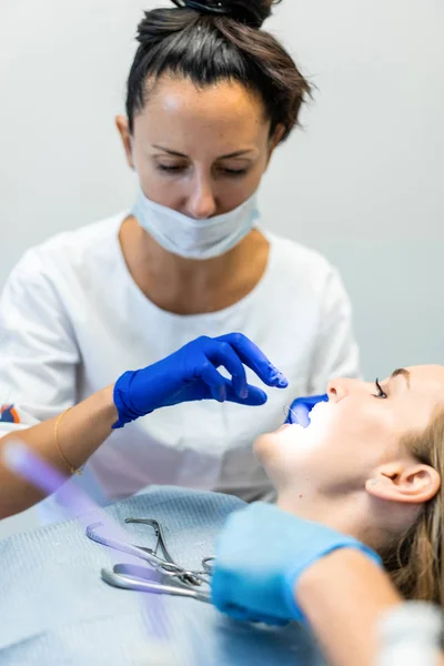 Dokter Gigi Dalam Proses Layanan Gigi Kantor Gigi Perawatan Gigi — Stok Foto