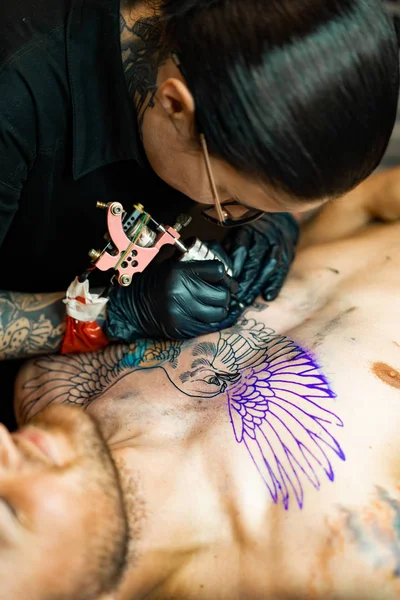 Процес Татуювання Салону Дівчина Татуюванням Нафарбувала Татуювання Процес Набивання Татуювання — стокове фото