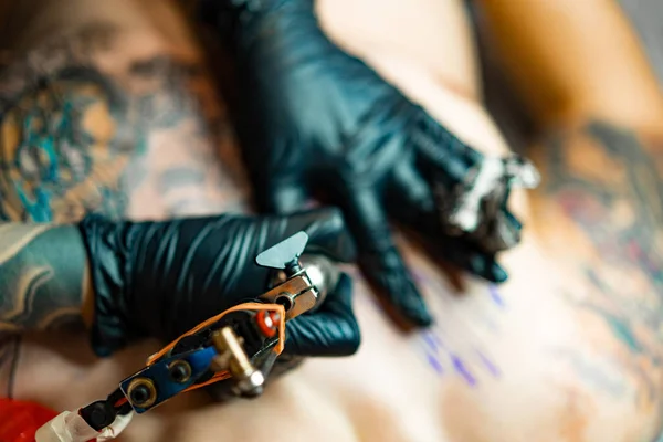 Proces Salonu Tatuażu Tatuażystka Wypchała Tatuaż Proces Wypychania Tatuażu Ciele — Zdjęcie stockowe