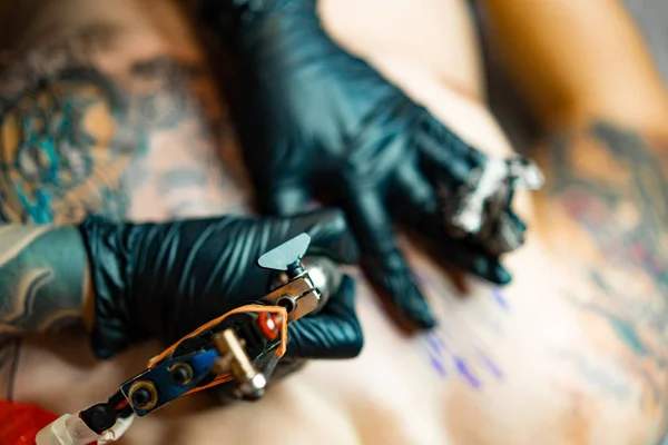 Procesul Salonului Tatuaje Fată Tatuată Umplut Tatuaj Procesul Umplere Unui — Fotografie, imagine de stoc