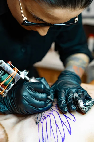 Tattoo Salon Process Tattoo Girl Stuffed Tattoo Process Stuffing Tattoo — Stock Photo, Image