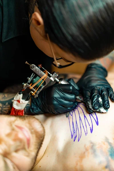 Tetoválás Szalon Folyamat Egy Tetovált Lány Kitömött Egy Tetkót Tetoválás — Stock Fotó