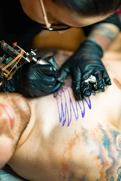 Tetoválás Szalon Folyamat Egy Tetovált Lány Kitömött Egy Tetkót Tetoválás — Stock Fotó