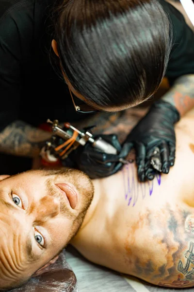 Процес Татуювання Салону Дівчина Татуюванням Нафарбувала Татуювання Процес Набивання Татуювання — стокове фото