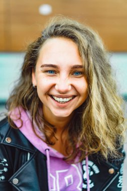 beyaz kıvırcık saçlı kadın portre yakın çekim