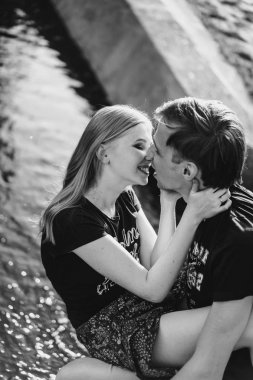 aşık genç çift, yürüyüşler, sarılmalar, öpücükler, gençlerin mutlu çift.