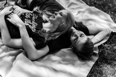 aşık genç mutlu çift. Sarılmalar, öpücükler, piknik.