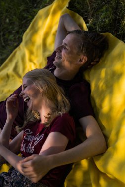 aşık genç mutlu çift. Sarılmalar, öpücükler, piknik.