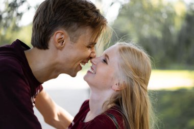 aşık genç çift, yürüyüşler, sarılmalar, öpücükler, gençlerin mutlu çift.