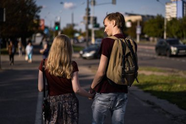 aşık genç çift, yürüyüşler, sarılmalar, öpücükler, gençlerin mutlu çift.