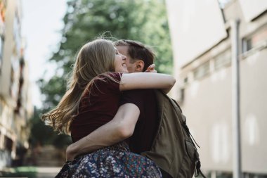 aşık genç çift, yürüyüşler, sarılmalar, öpücükler, gençlerin mutlu çift.