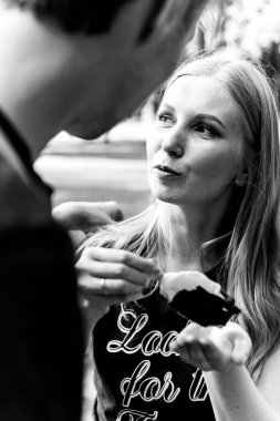 aşık genç çift, yürüyüşler, sarılmalar, öpücükler, gençlerin mutlu çift.