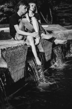 aşık genç çift, yürüyüşler, sarılmalar, öpücükler, gençlerin mutlu çift.