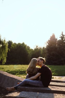 aşık genç çift, yürüyüşler, sarılmalar, öpücükler, gençlerin mutlu çift.