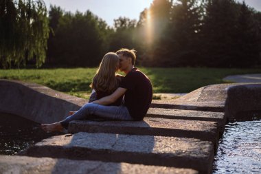 aşık genç çift, yürüyüşler, sarılmalar, öpücükler, gençlerin mutlu çift.