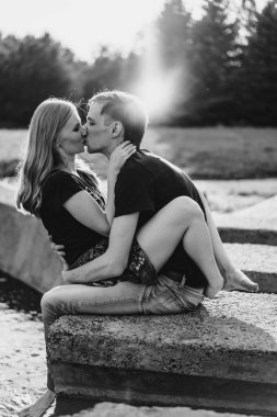 aşık genç çift, yürüyüşler, sarılmalar, öpücükler, gençlerin mutlu çift.