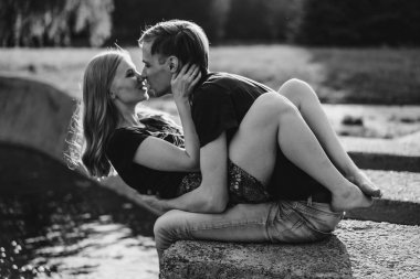 aşık genç çift, yürüyüşler, sarılmalar, öpücükler, gençlerin mutlu çift.