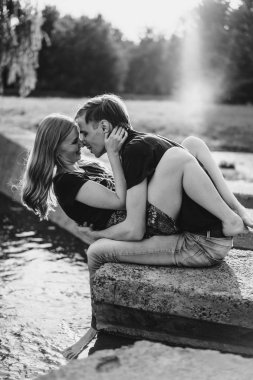 aşık genç çift, yürüyüşler, sarılmalar, öpücükler, gençlerin mutlu çift.