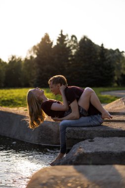 aşık genç çift, yürüyüşler, sarılmalar, öpücükler, gençlerin mutlu çift.