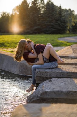 aşık genç çift, yürüyüşler, sarılmalar, öpücükler, gençlerin mutlu çift.