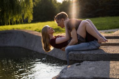 aşık genç çift, yürüyüşler, sarılmalar, öpücükler, gençlerin mutlu çift.