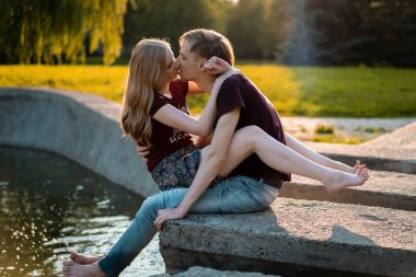 aşık genç çift, yürüyüşler, sarılmalar, öpücükler, gençlerin mutlu çift.