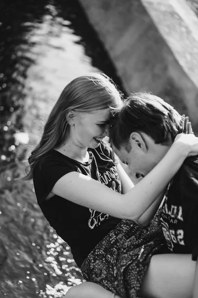 Jeune Couple Amoureux Promenades Câlins Bisous Couple Heureux Adolescents — Photo