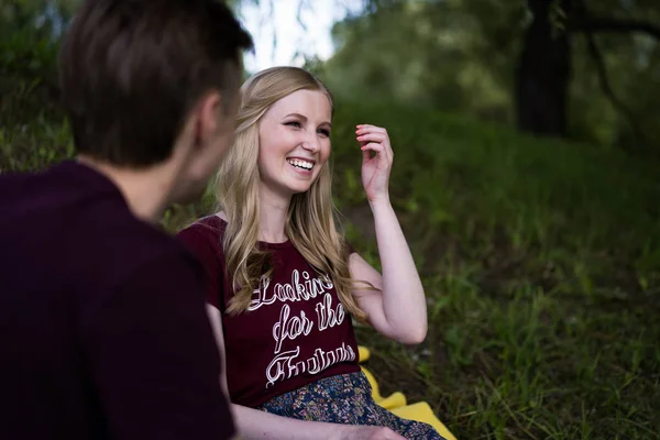 Cuplu Fericit Îndrăgostit Bălți Sărutări Picnic — Fotografie, imagine de stoc