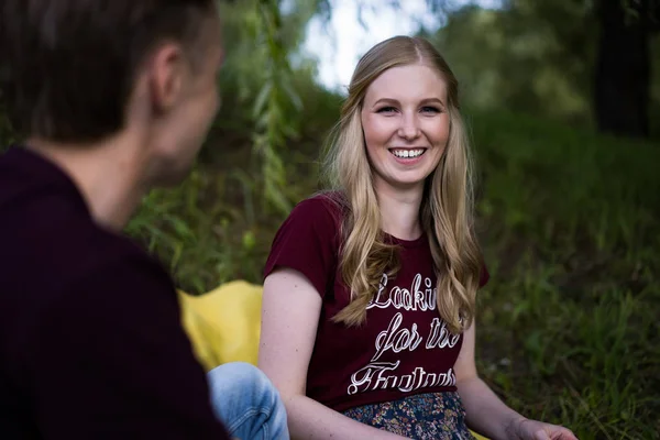 Zamilovaný Mladý Pár Mazanky Polibky Piknik — Stock fotografie