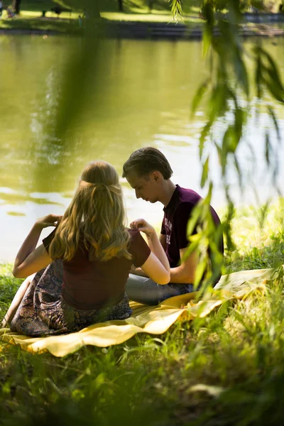 Young Happy Couple Love Cuddles Kisses Picnic — Stock Photo, Image